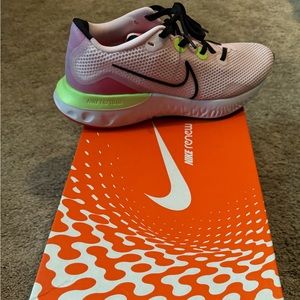 Brand New Women’s Nike Renew Run Shoes Size 9 1/2